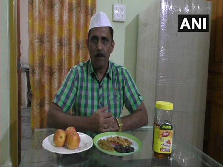 ये है इंडिया: मुस्लिम ड्राइवर हुआ बीमार तो उसकी जगह उसका अफसर रख रहा रोज़ा