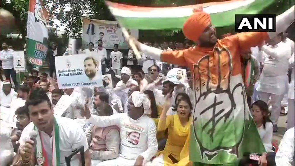 कांग्रेस सांसदों की सामूहिक अपील पर भी नहीं माने राहुल, इस्तीफे पर अड़े