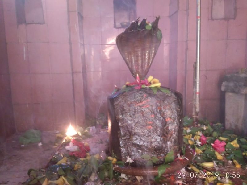 दावा: महादेव के इस धाम में बदलता रहता है शिवलिंग का रंग और मूर्ति से निकलता है पानी