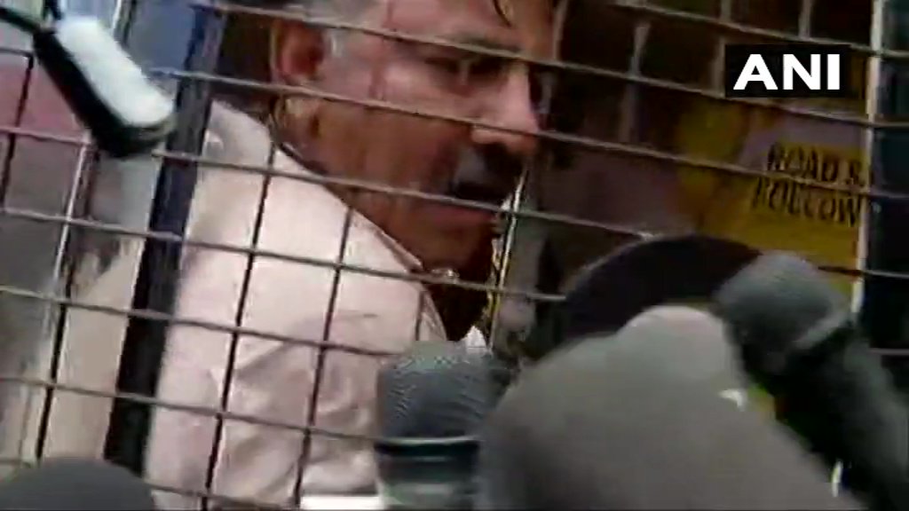 बेंगलुरु में कांग्रेस नेता गुलामनबी आज़ाद और मुंबई में शिवकुमार हिरासत में