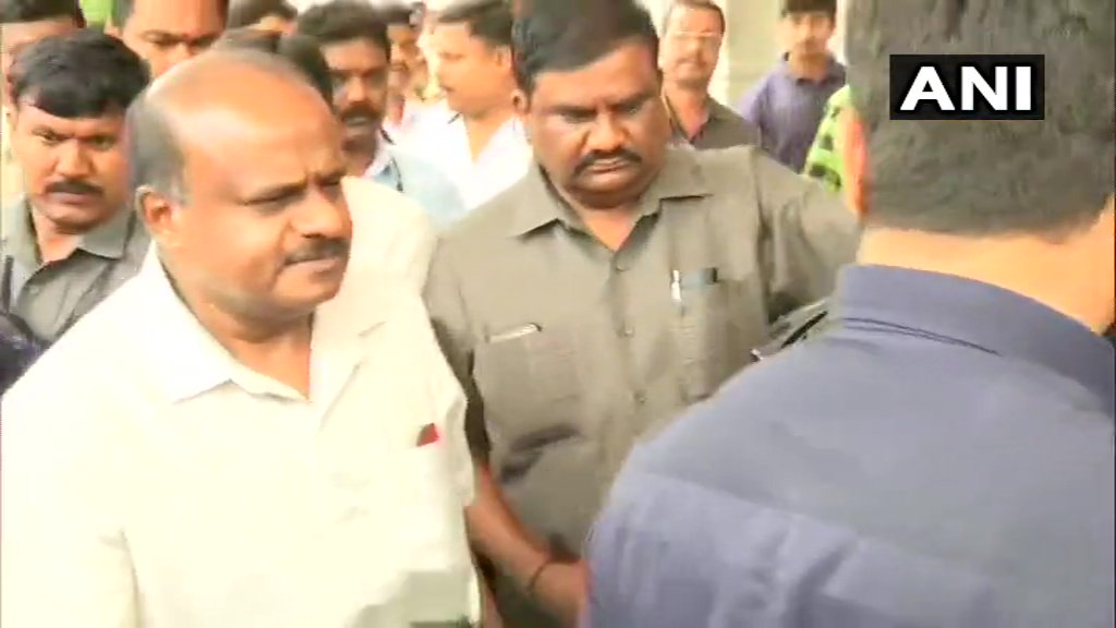 राज्यपाल द्वारा विधानसभा की कार्रवाही में दखल के खिलाफ सुप्रीमकोर्ट पहुंचे सीएम कुमारस्वामी