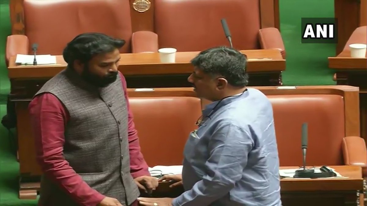 कर्नाटक: इस तस्वीर ने बढ़ाईं बीजेपी की धड़कने, कांग्रेस नेता से बात करते दिखे बीजेपी विधायक