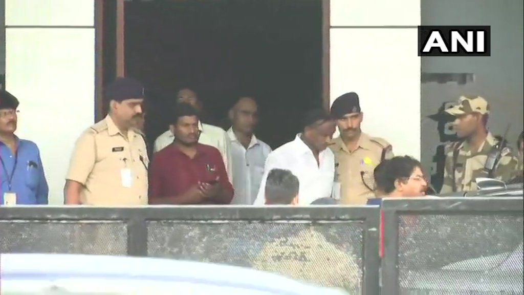 कर्नाटक: इस्तीफा वापस लेने की हामी भर चुके नागराज अन्य विधायकों को मनाने मुंबई पहुंचे