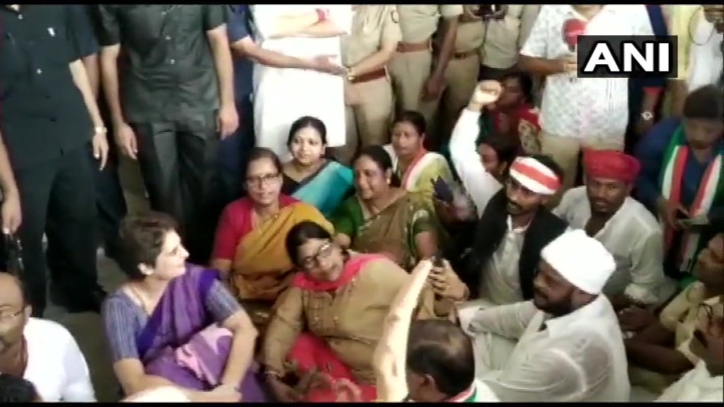 सोनभद्र जा रहीं प्रियंका गांधी को पुलिस ने रोका, धरने पर बैठीं प्रियंका