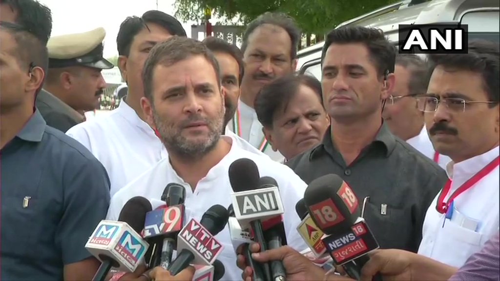 राहुल बोले “कर्नाटक में सरकार गिराने के लिए धनबल का इस्तेमाल कर रही बीजेपी”