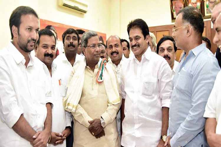 कर्नाटक: फ्लोर टेस्ट से पहले आज होगी कांग्रेस विधायक दल की बैठक