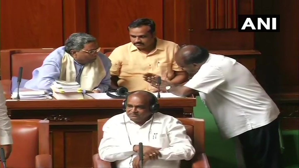 कर्नाटक में मामला उलझा, राज्यपाल का आदेश- शुक्रवार डेढ़ बजे तक बहुमत साबित करें