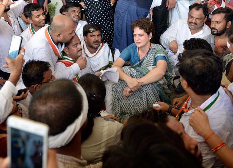 फिर धरने पर बैठीं प्रियंका, जितिन प्रसाद, आरपीएन सिंह और हुड्डा भी वाराणसी रवाना