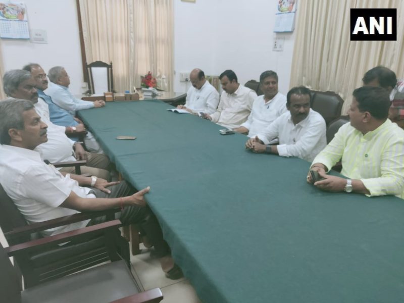 कर्नाटक में सस्पेंस बरकरार लेकिन राज्य सरकार से खतरा टलने के आसार