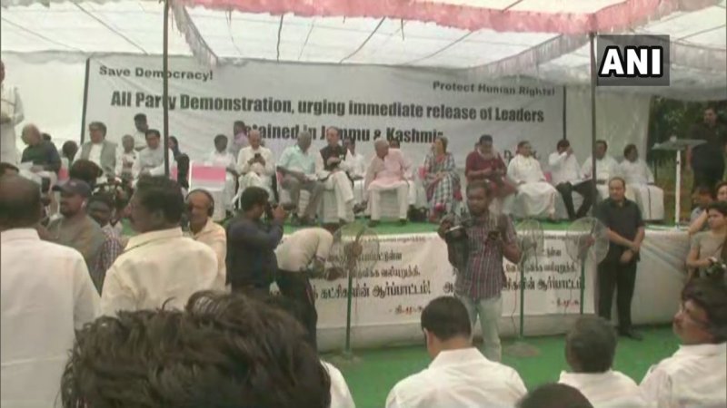 जम्मू कश्मीर में हिरासत में लिए गए नेताओं की रिहाई के लिए दिल्ली में प्रदर्शन