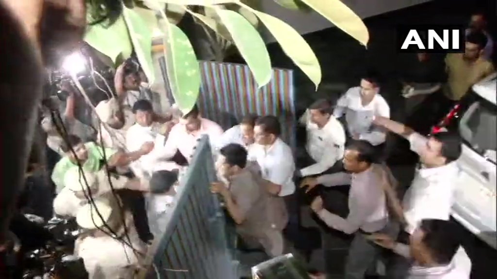 27 घंटे बाद सामने आये चिदंबरम, सीबीआई और ईडी की टीम घर में घुसी