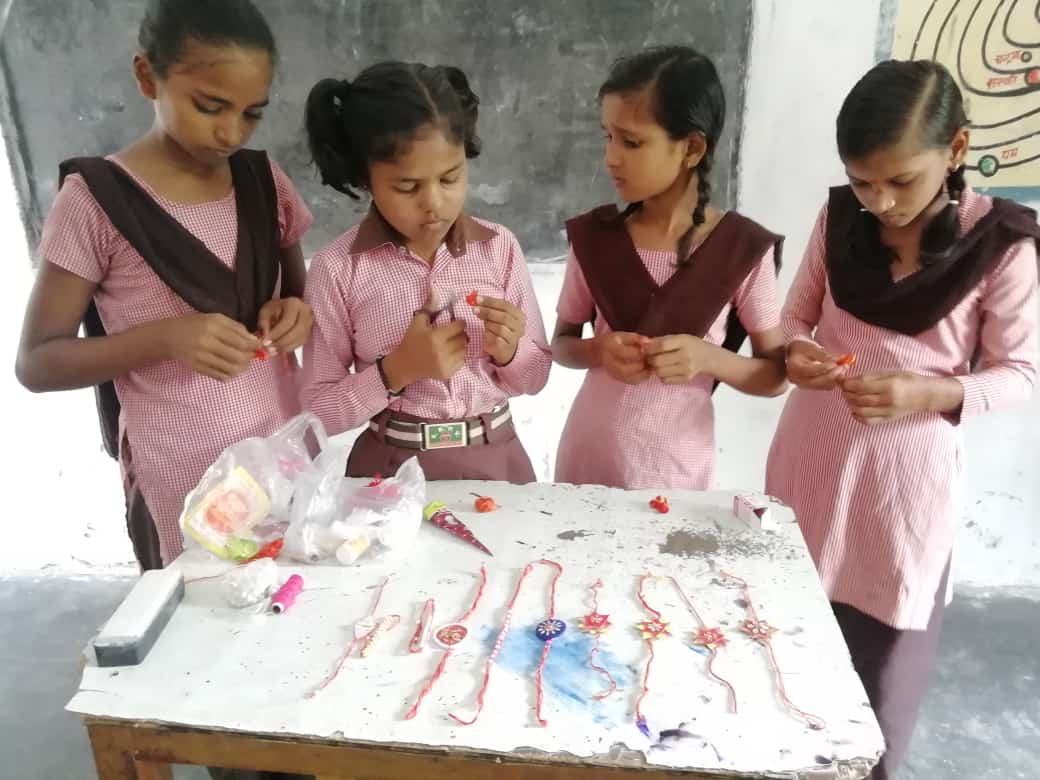 रक्षाबंधन विशेष : बच्चों ने रद्दी सामान से बनाई खूबसूरत राखियां