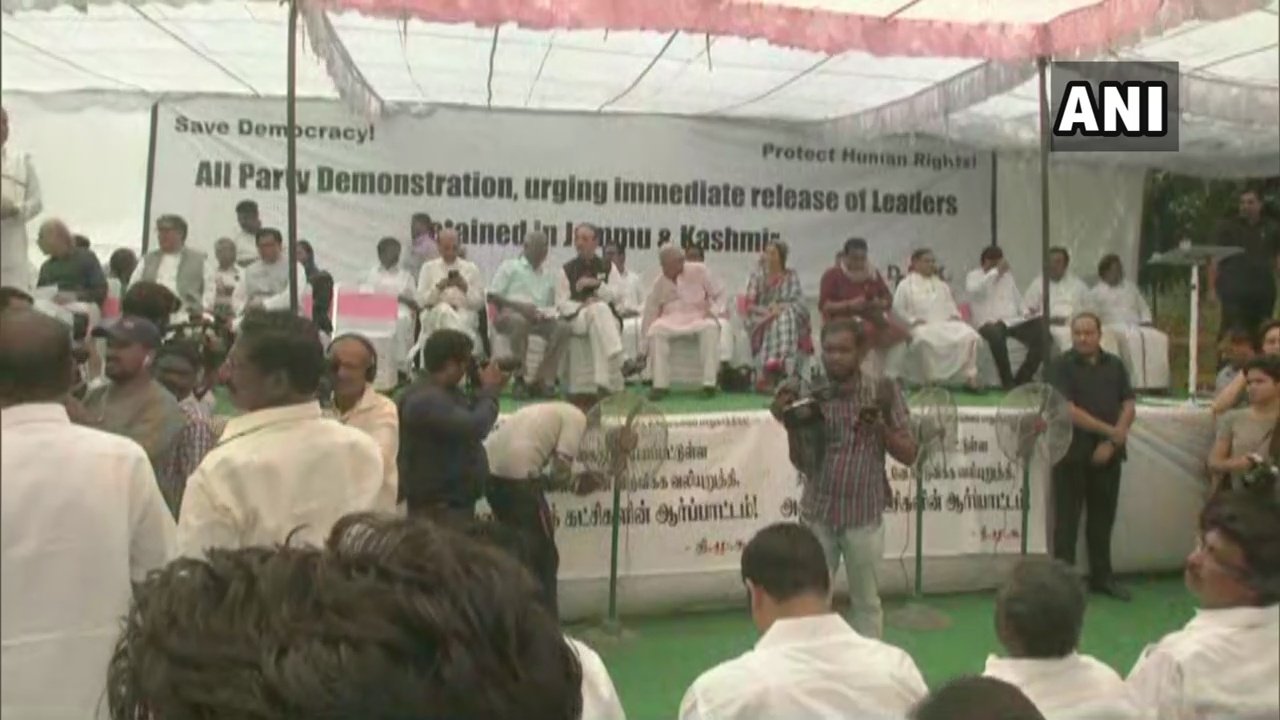 जम्मू कश्मीर में हिरासत में लिए गए नेताओं की रिहाई के लिए दिल्ली में प्रदर्शन