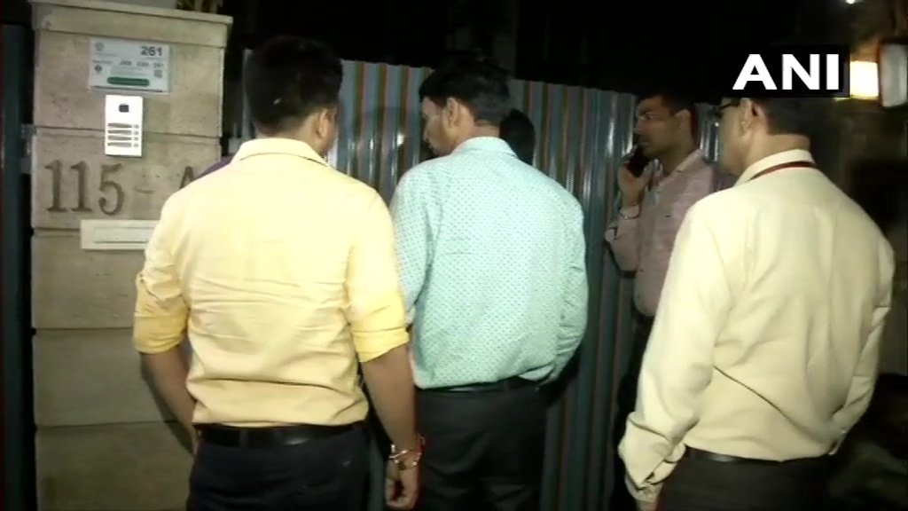 चिदंबरम को तलाश रही सीबीआई ने घर पर चिपकाया नोटिस, दो घंटे में हाजिर हों