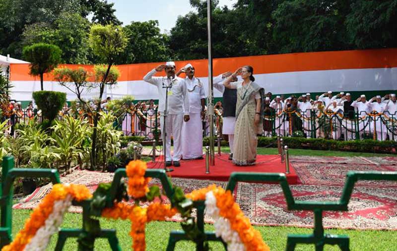 कांग्रेस मुख्यालय में सोनिया गांधी ने किया ध्वजारोहण, राहुल भी रहे मौजूद