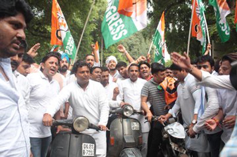 नए ट्रेफिक नियमो के खिलाफ यूथ कांग्रेस का केंद्रीय मंत्री गडकरी के आवास पर प्रदर्शन