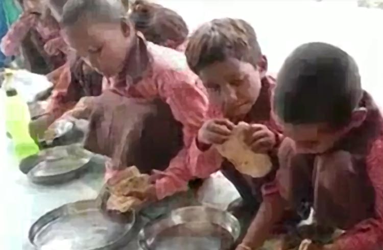 जिस पत्रकार ने मिड डे मील में नमक से रोटी देने की खोली पोल, उसी के खिलाफ मामला दर्ज