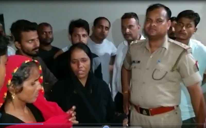 कन्नौज से अलीगढ आये मुस्लिम परिवार पर स्टेशन पर धार्मिक गुंडों का हमला