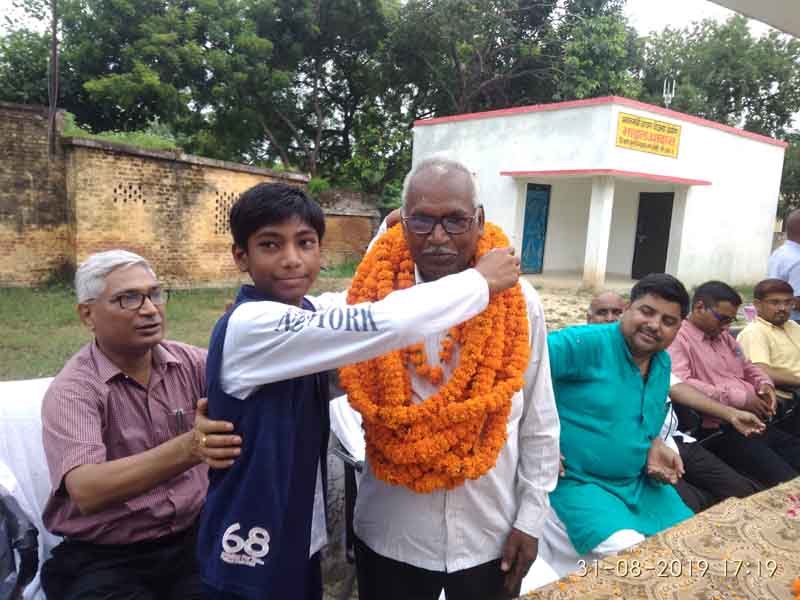 एडीओ पंचायत के सेवानिवृत होने पर अधिकारियो और कर्मचारियों ने दी विदाई 