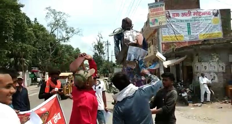 हिन्दू जागरण मंच का पाकिस्तान के खिलाफ प्रदर्शन – नारेबाजी, इमरान खान का पुतला फूंका