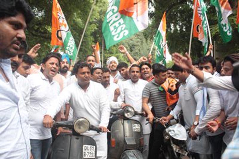 नए ट्रेफिक नियमो के खिलाफ यूथ कांग्रेस का केंद्रीय मंत्री गडकरी के आवास पर प्रदर्शन