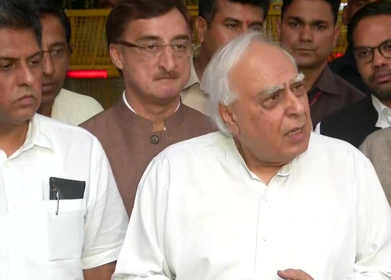 गांधी परिवार को नेतृत्व छोड़ने की सलाह देकर पार्टी नेताओं के निशाने पर आये सिब्बल