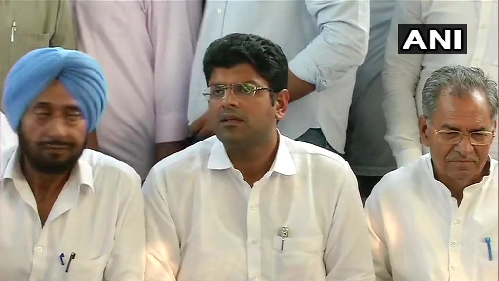 प्रेस कांफ्रेंस में दुष्यंत चौटाला ने कहा ‘जो पार्टी कॉमन मिनिमम प्रोग्राम मानेगी, उसे देंगे समर्थन’