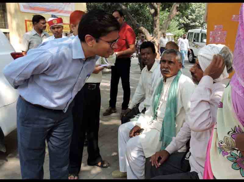 औचक निरीक्षण पर अस्पताल पहुंचे जिलाधिकारी, स्वच्छता की कमी पर जताई नाराज़गी