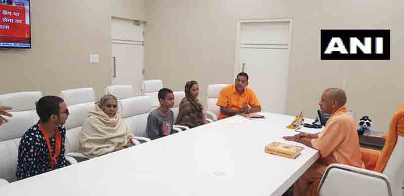 कमलेश तिवारी की मां का बयान: पुलिस ने हम पर दबाव डालकर कराई सीएम से मुलाकात