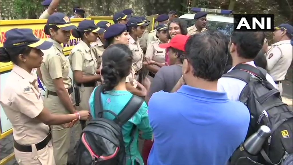 मुंबई: आरे कालोनी में 800 पेड़ काटे जाने का विरोध, सड़क पर उतरे लोग, 144 लागू