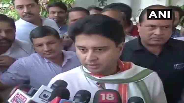 सिंधिया को कांग्रेस कार्यकर्ताओं ने दिखाए काले झंडे, बीजेपी का आरोप पथराव भी हुआ