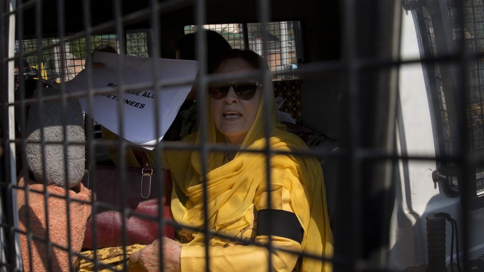 कश्मीर: धारा 370 हटने के खिलाफ प्रदर्शन, फारूक अब्दुल्ला की बहिन और बेटी हिरासत में