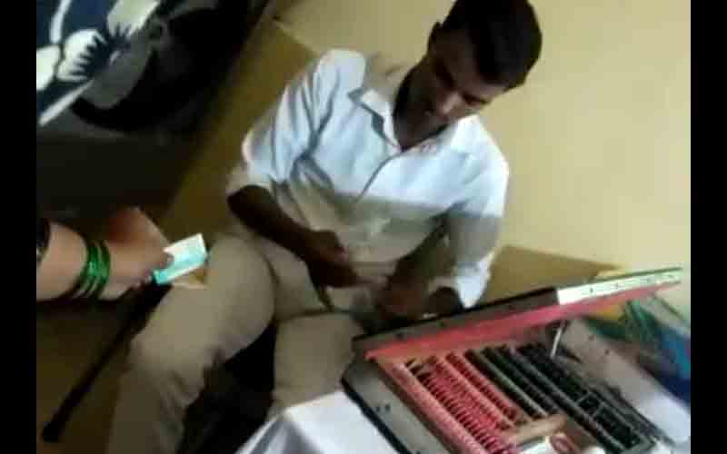 नेत्र विभाग में मरीजो से चश्मा बनाने के नाम पर तीन सौ रुपये रिश्वत लेने का वीडियो वायरल