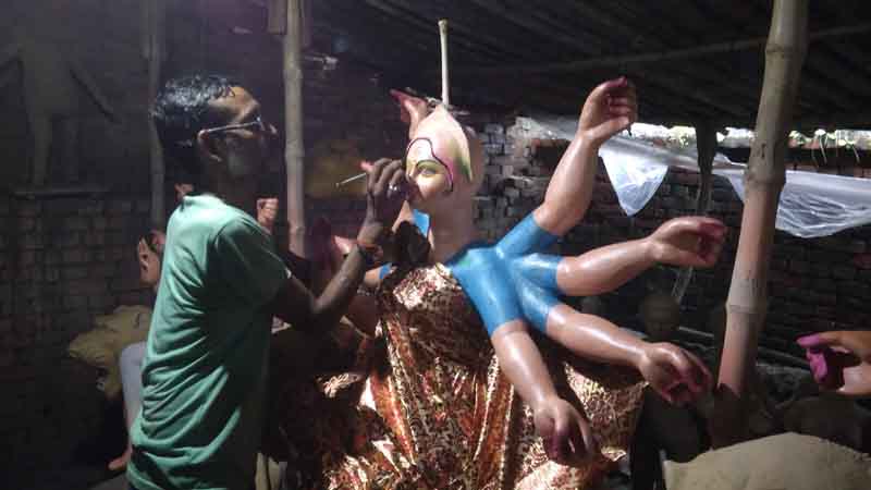 मेघ, मजदूरी और मंहगाई ने बढ़ाई मूर्तिकारों की मुसीबत