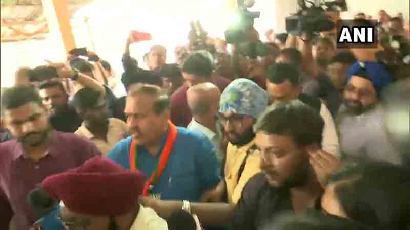 पीएमसी बैंक ग्राहकों का बीजेपी ऑफिस पर हल्ला बोल, वित्त मंत्री थीं मौजूद