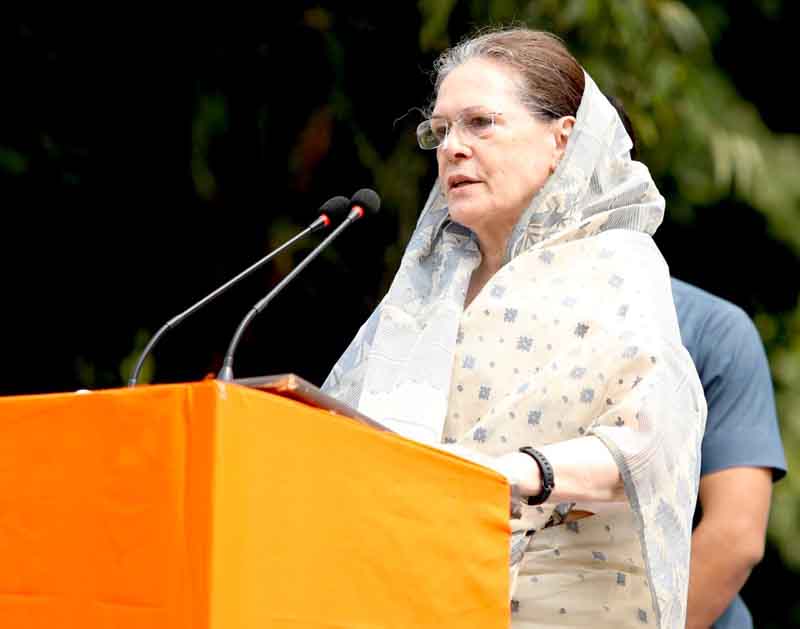 सोनिया ने इशारो में साधा निशाना: कहा ‘कुछ लोग चाहते हैं कि RSS भारत का प्रतीक बन जाए’