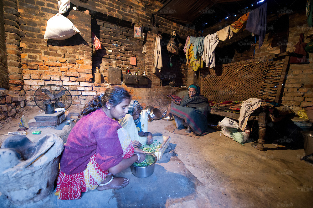 चार दशकों में पहली बार: उपभोक्ता खर्च में गिरावट, बढ़ रही गरीबी प्रभावित लोगों की संख्या