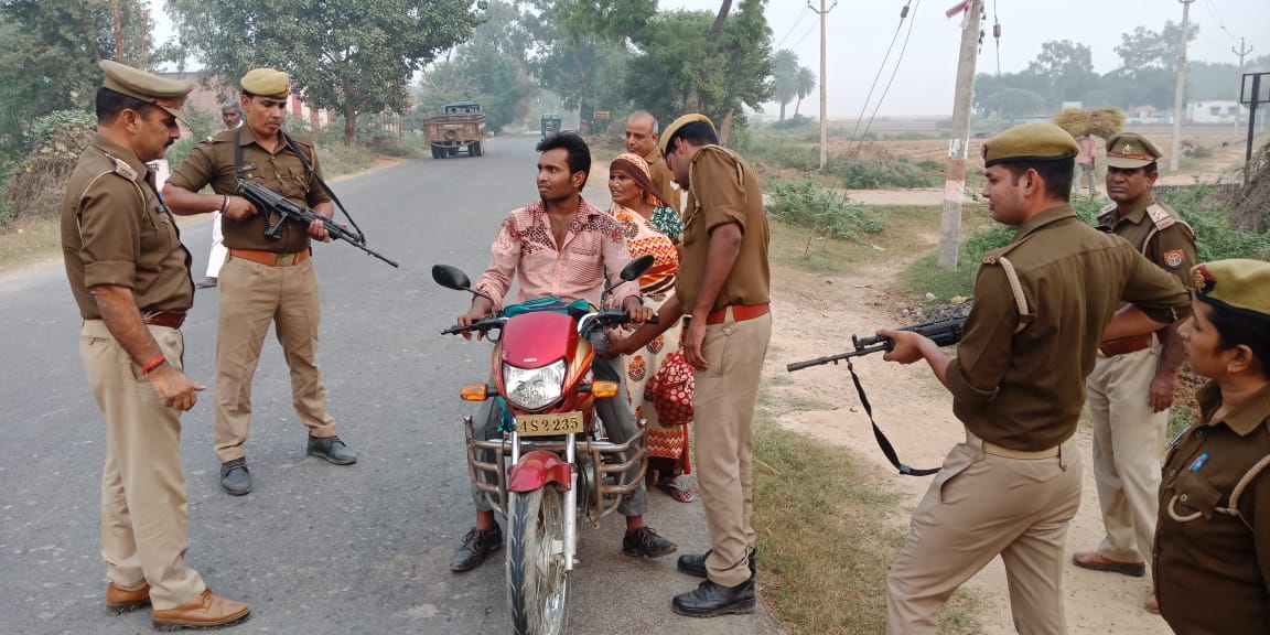 रायफल और पिस्टल तानकर पुलिस ने की राहगीरों की चेकिंग, बना दहशत का माहौल