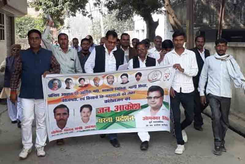 केंद्र व प्रदेश सरकार ने जनता के साथ छल किया: ओमकार सिंह