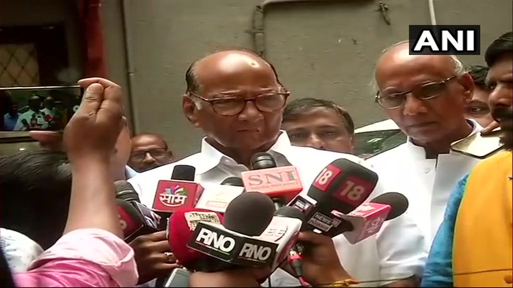 महाराष्ट्र लाइव: कांग्रेस ने अपने विधायकों को भेजा जयपुर, पवार से मिलने पहुंचे संजय राउत