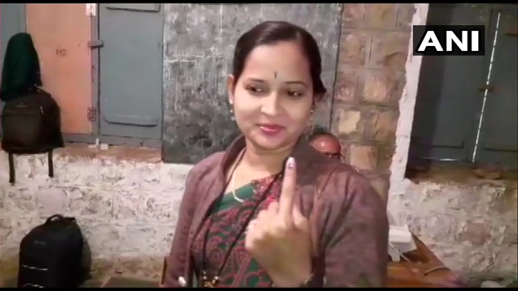 कर्नाटक: 15 विधानसभा सीटों पर मतदान जारी, परिणाम तय करेंगे येदुरप्पा सरकार का भविष्य