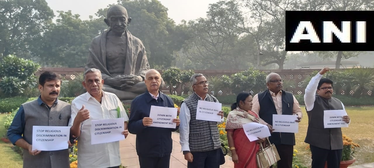 नागरिकता विधेयक पर संसद परिसर में प्रदर्शन, पूर्वोत्तर राज्यों में आज बंद
