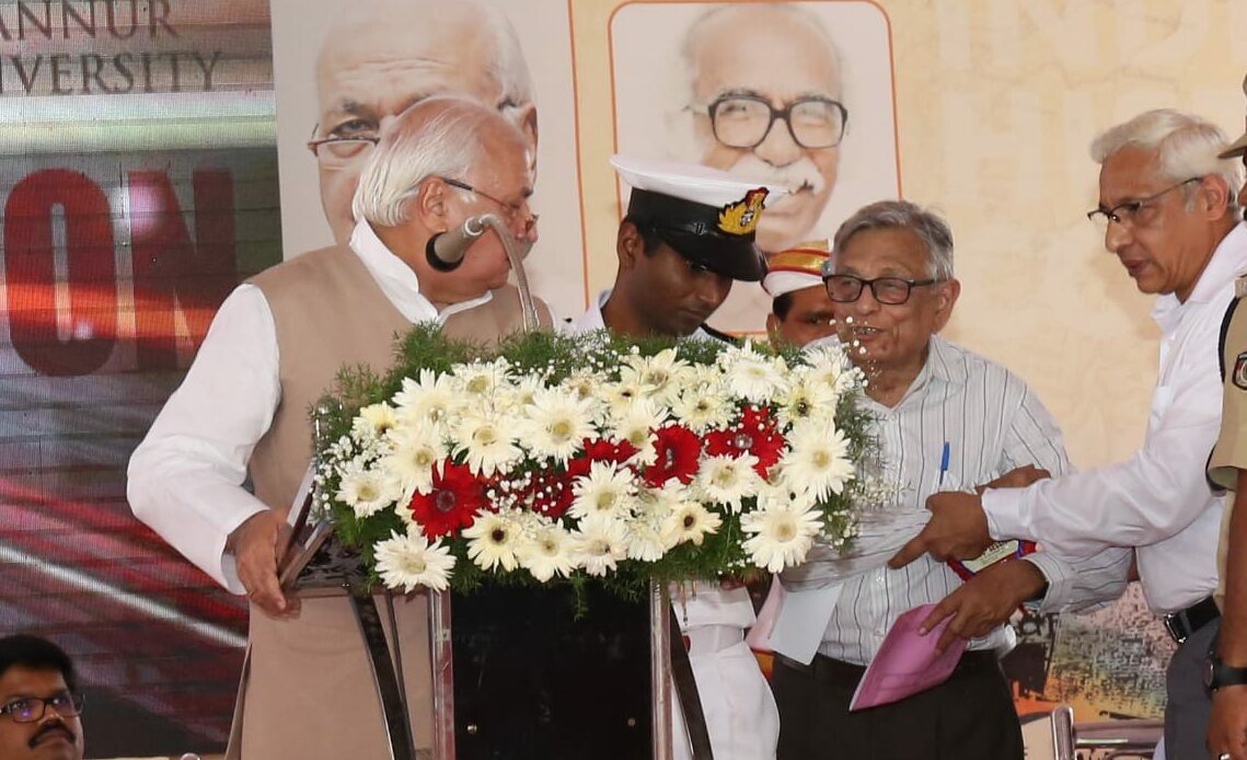 सीएए को लेकर मंच पर राज्यपाल से भिड़ गए इतिहासकार इरफ़ान हबीब