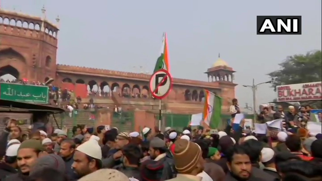 यूपी पुलिस का एक और कारनामा: उमरा करने मक्का गए शख्स को बनाया हिंसा का आरोपी