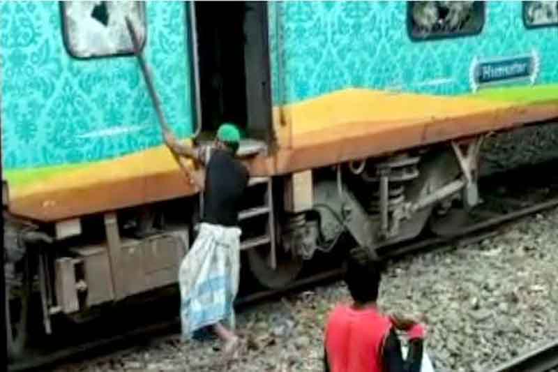 टोपी लगाकर किया था ट्रेन पर पथराव, बीजेपी और विहिप नेता गिरफ्तार