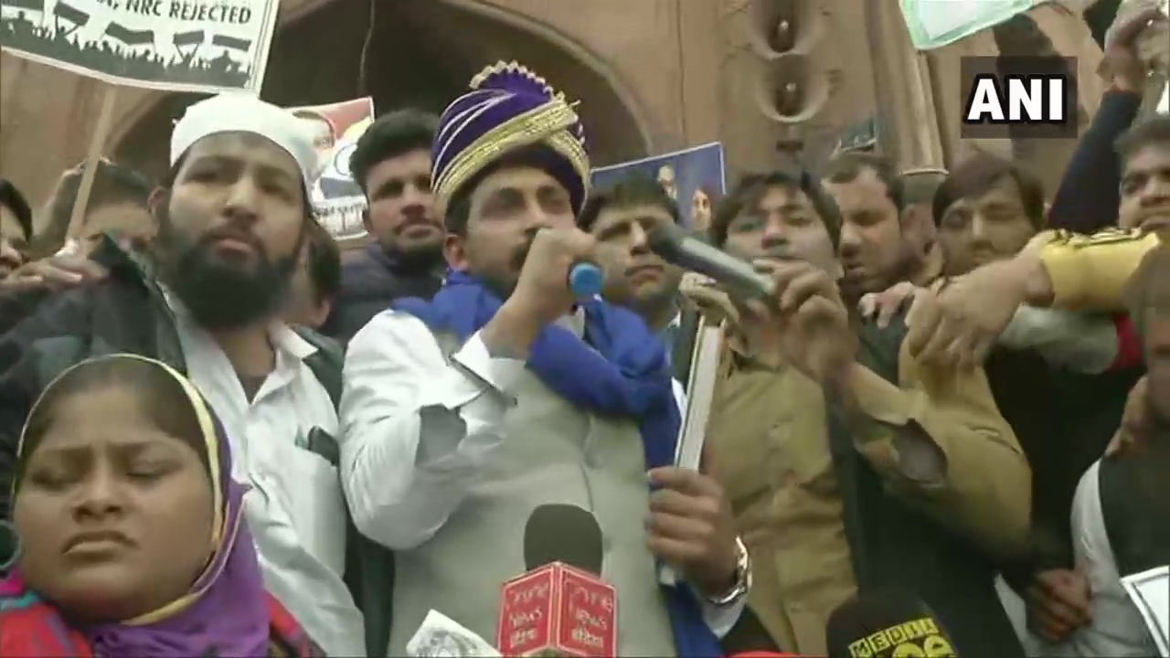 दिल्ली छोड़ने की डेडलाइन पूरी होने से पहले जामा मस्जिद पहुंचे भीम आर्मी चीफ चंद्रशेखर आजाद, फिर पढ़ी संविधान की प्रस्तावना