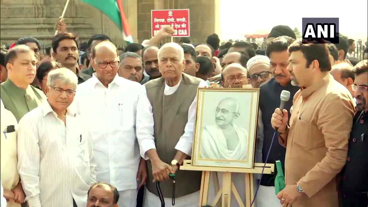 नागरिकता कानून के खिलाफ यशवंत सिन्हा की यात्रा शुरू, कांग्रेस-एनसीपी नेता हुए शामिल