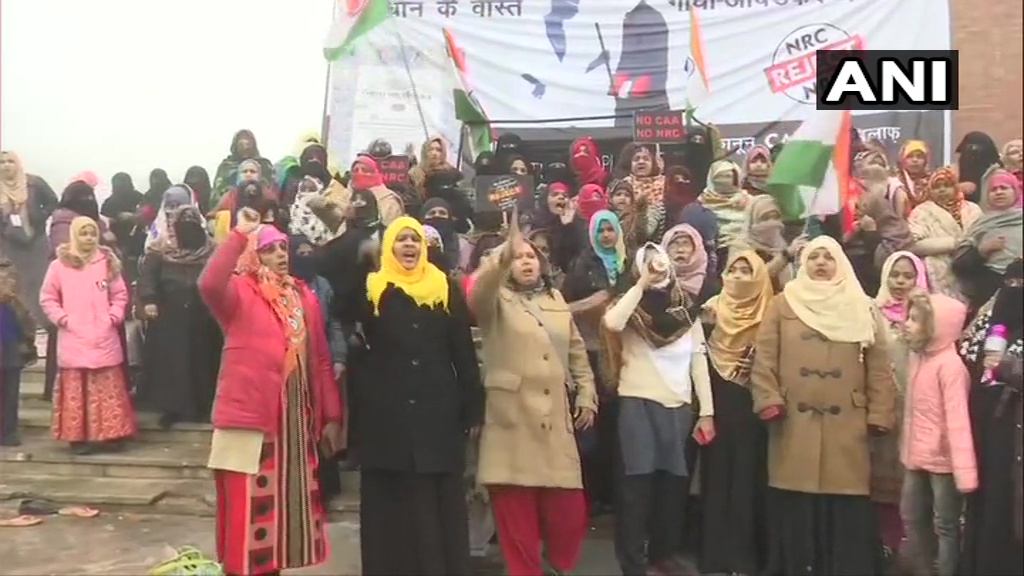 लखनऊ: घंटाघर के बाद गोमतीनगर में भी प्रदर्शन, एफआईआर के बाद भी मोर्चे पर डटीं महिलाएं