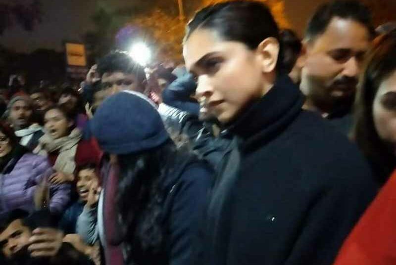 जेएनयू में प्रदर्शन को बॉलीवुड का समर्थन, दीपिका पादुकोण पहुंची