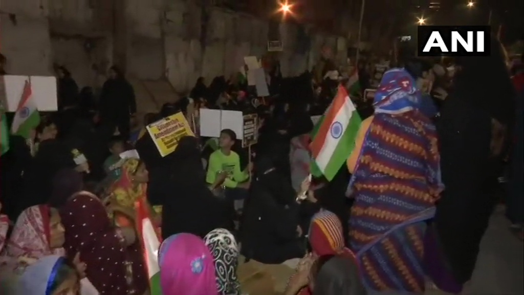 शाहीन बाग़ की तर्ज पर मुंबई के मदनपुरा में धरने पर बैठीं महिलाएं